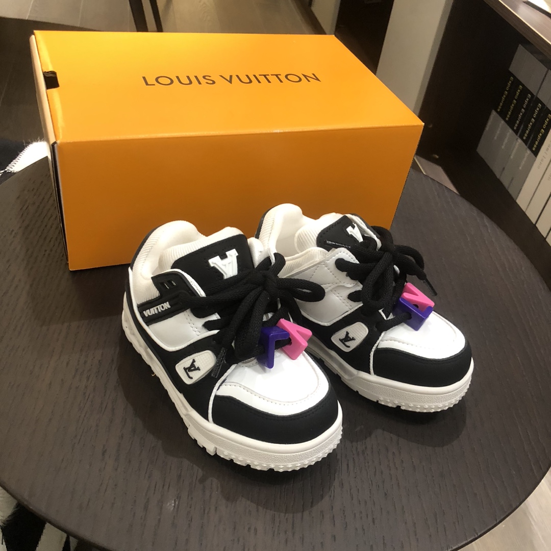 Children's shoes child